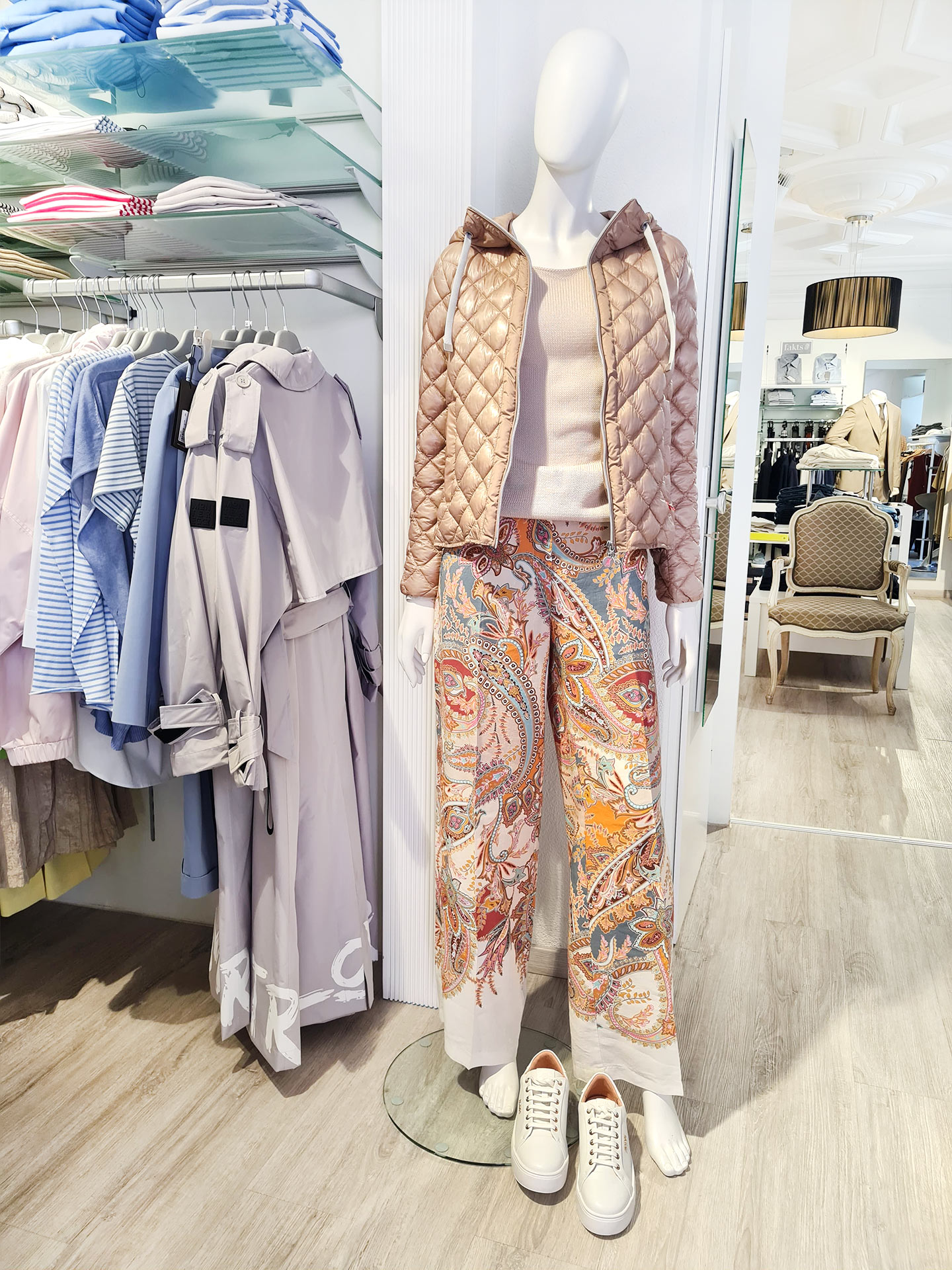 Leichter Frühlingslook mit Steppjacke & Print-Hose – Frieda & Freddies, Juvia & Cambio