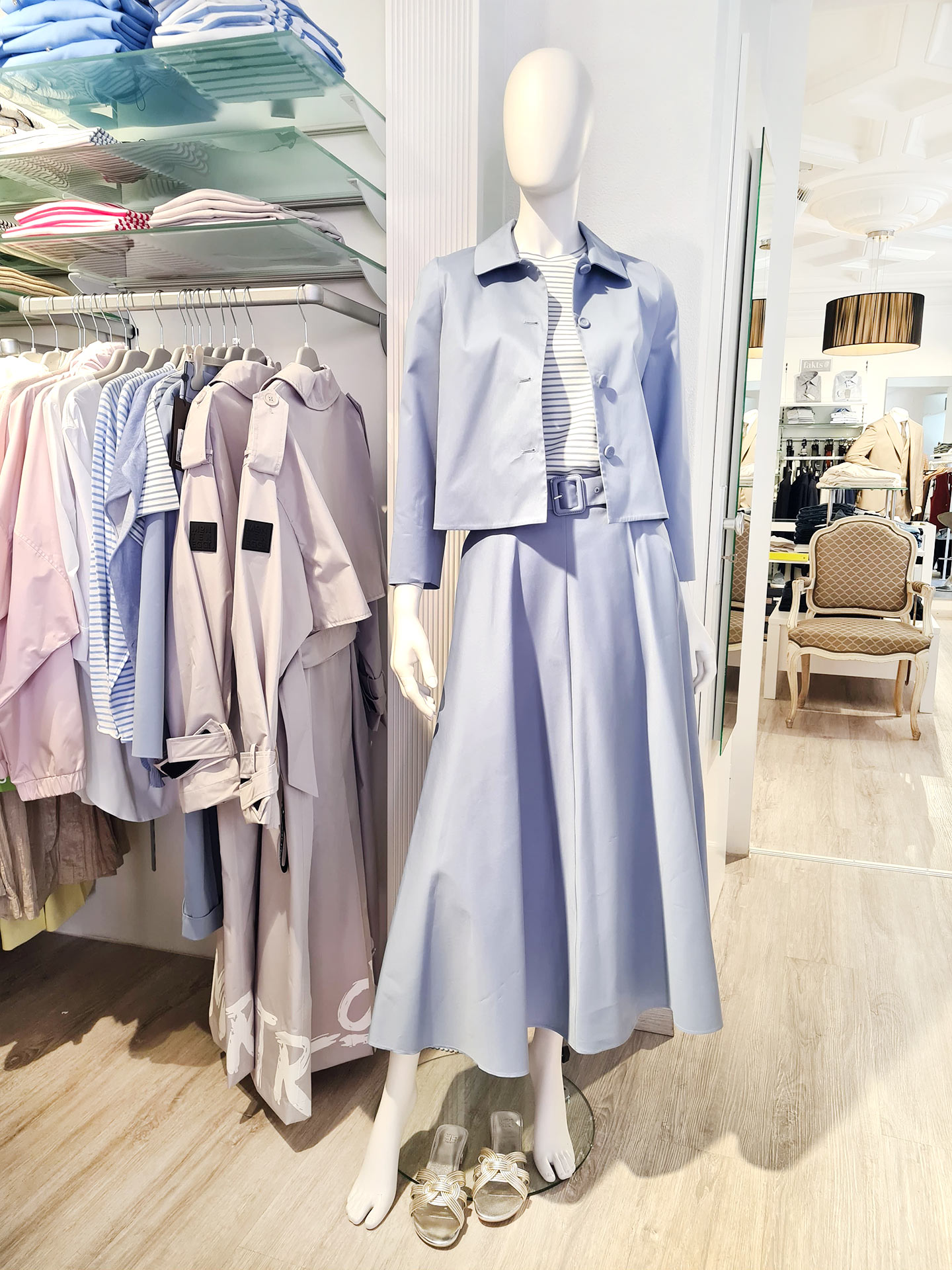 Eleganter Frühlingslook mit Windsor Rock & schimmernder Jacke – Look 2