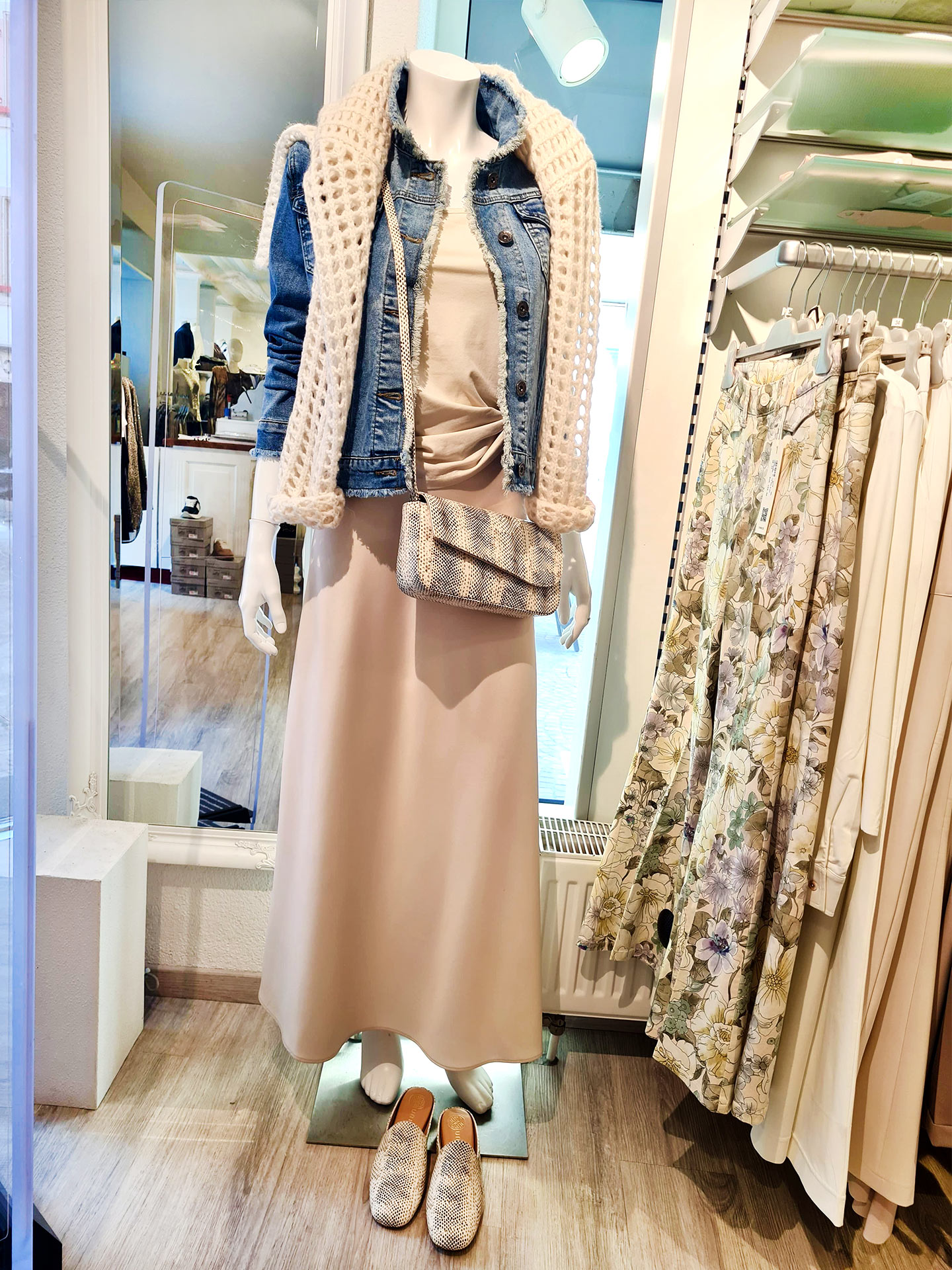 Moderner Casual-Frühlingslook mit Denim & Jersey – Juvia & Frieda & Freddies