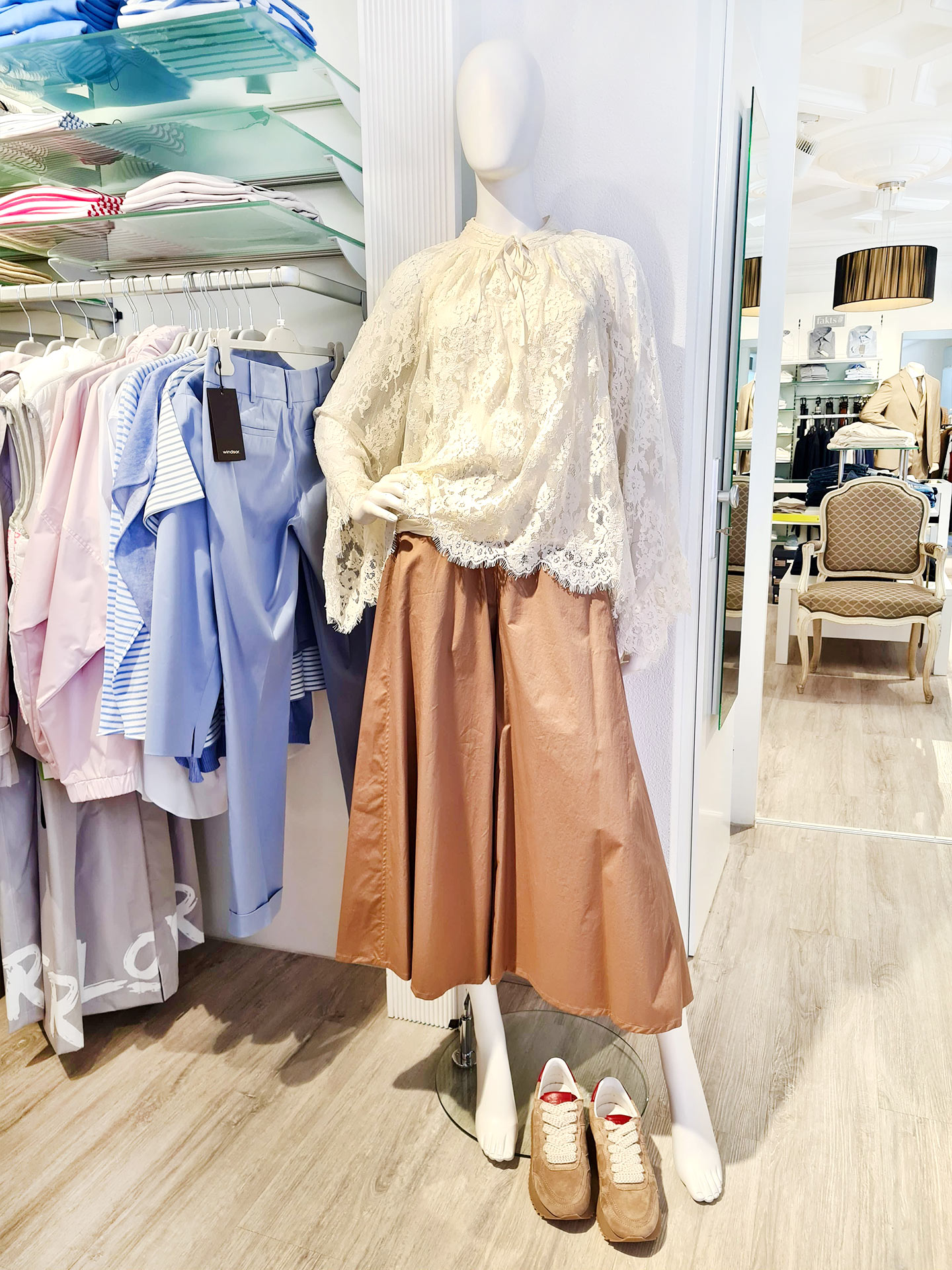 Riani Spitzenbluse mit Hosenrock und Kennel & Schmenger Sneakern – femininer Damenlook Frühjahr 2026