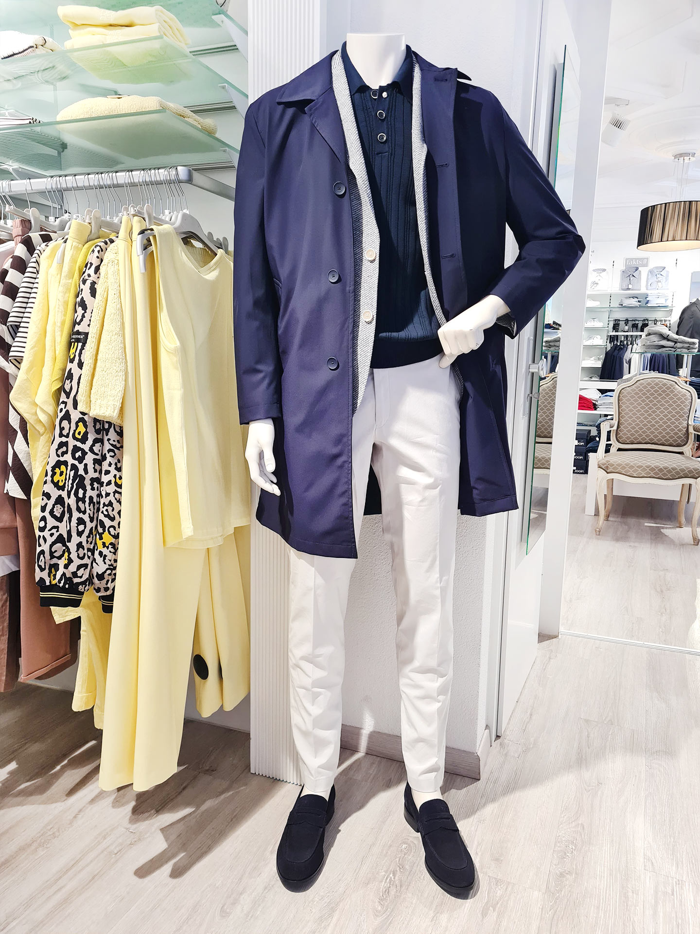 Baldessarini Travel-Mantel & Jersey-Sakko mit Hiltl Hose – moderner Herrenlook Frühjahr 2026 – Look 1