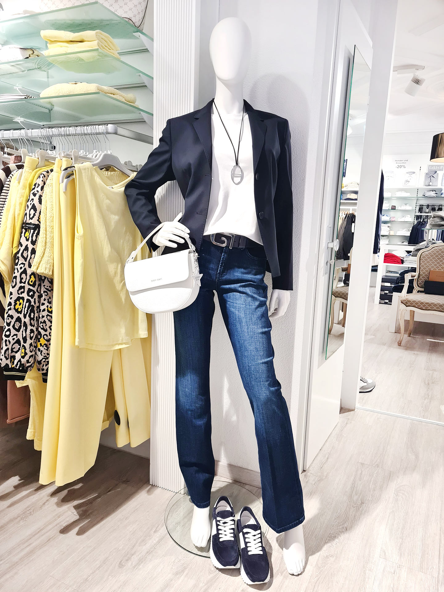 Windsor Blazer mit Cambio Jeans & Kennel & Schmenger Sneakern – moderner Damenlook Frühjahr/Sommer 2026 – Look 1