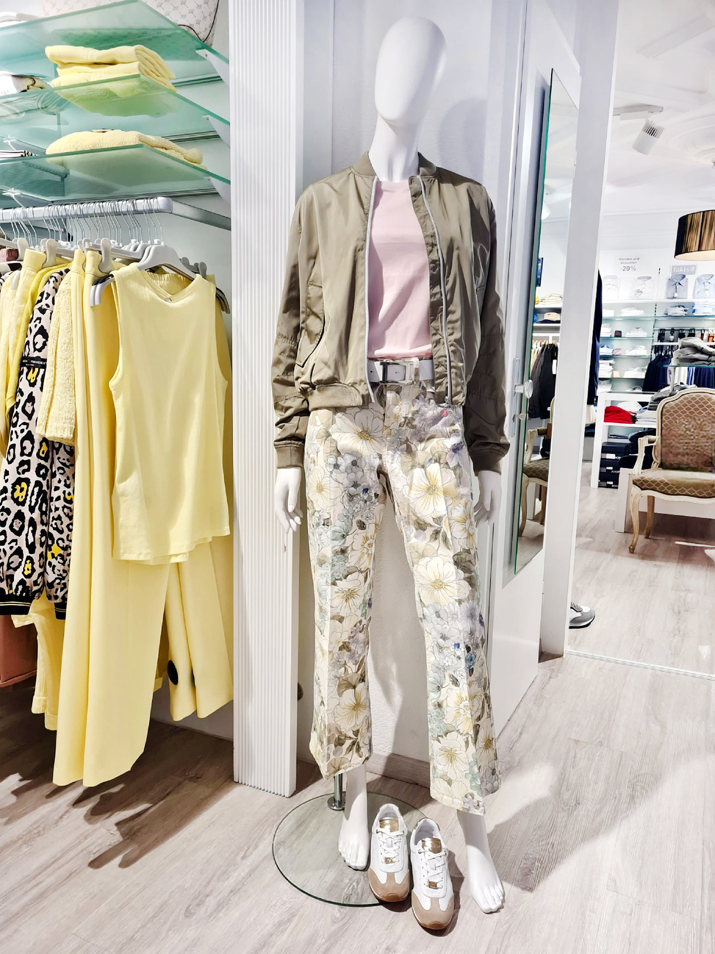 Frieda & Freddies Blouson mit Cambio Print-Hose & Unisa Sneakern – sportiver Damenlook – Look 2