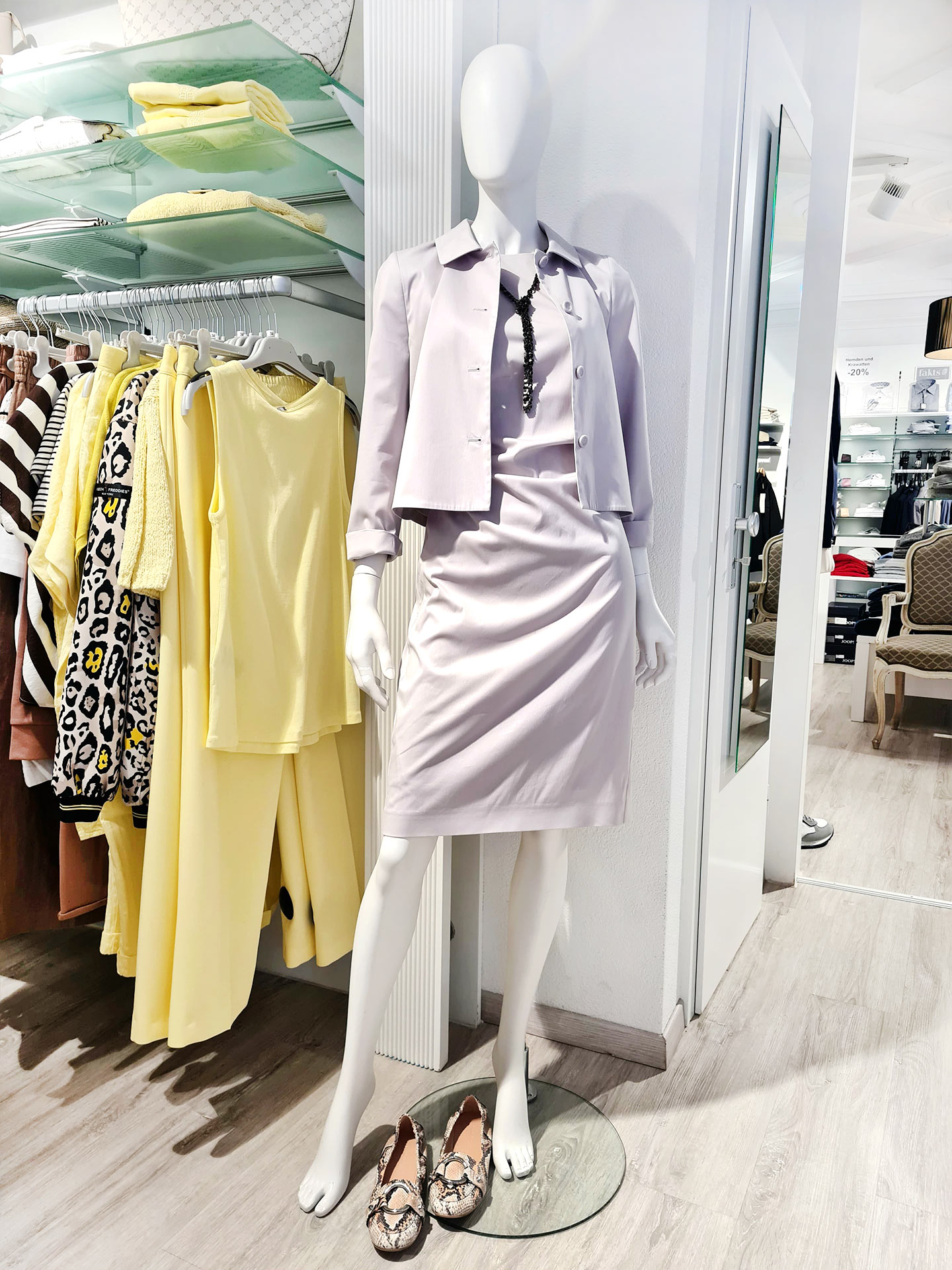 Windsor Sommerjacke mit femininem Kleid und Kennel & Schmenger Ballerinas – eleganter Damenlook – Look 3