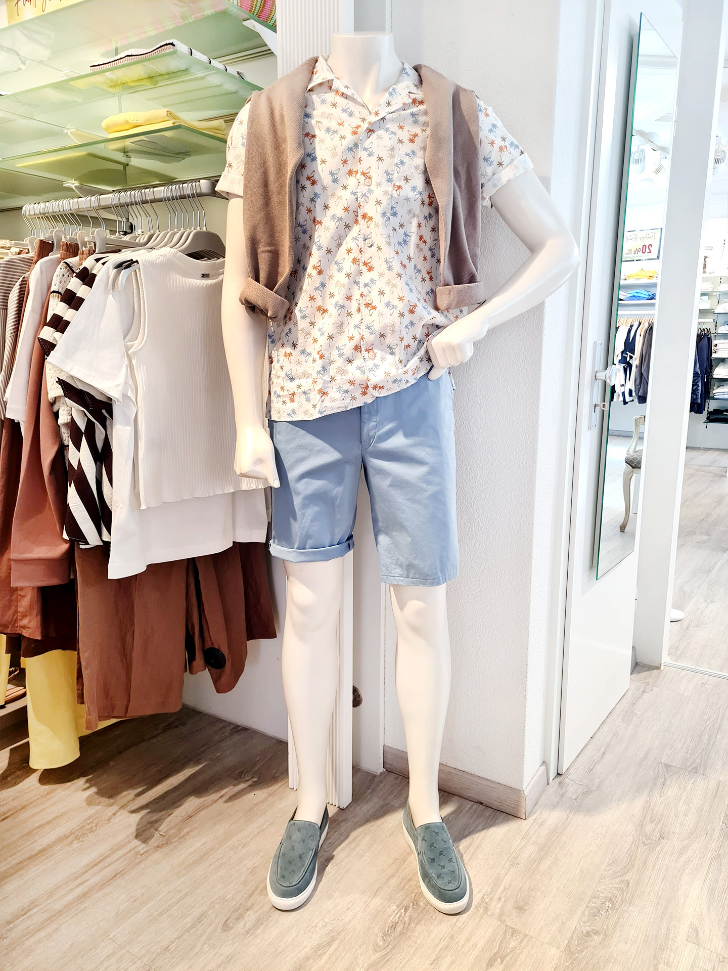 Caliban Hemd mit Joop! Cardigan und Hiltl Shorts – gepflegter Sommerlook – Look 2