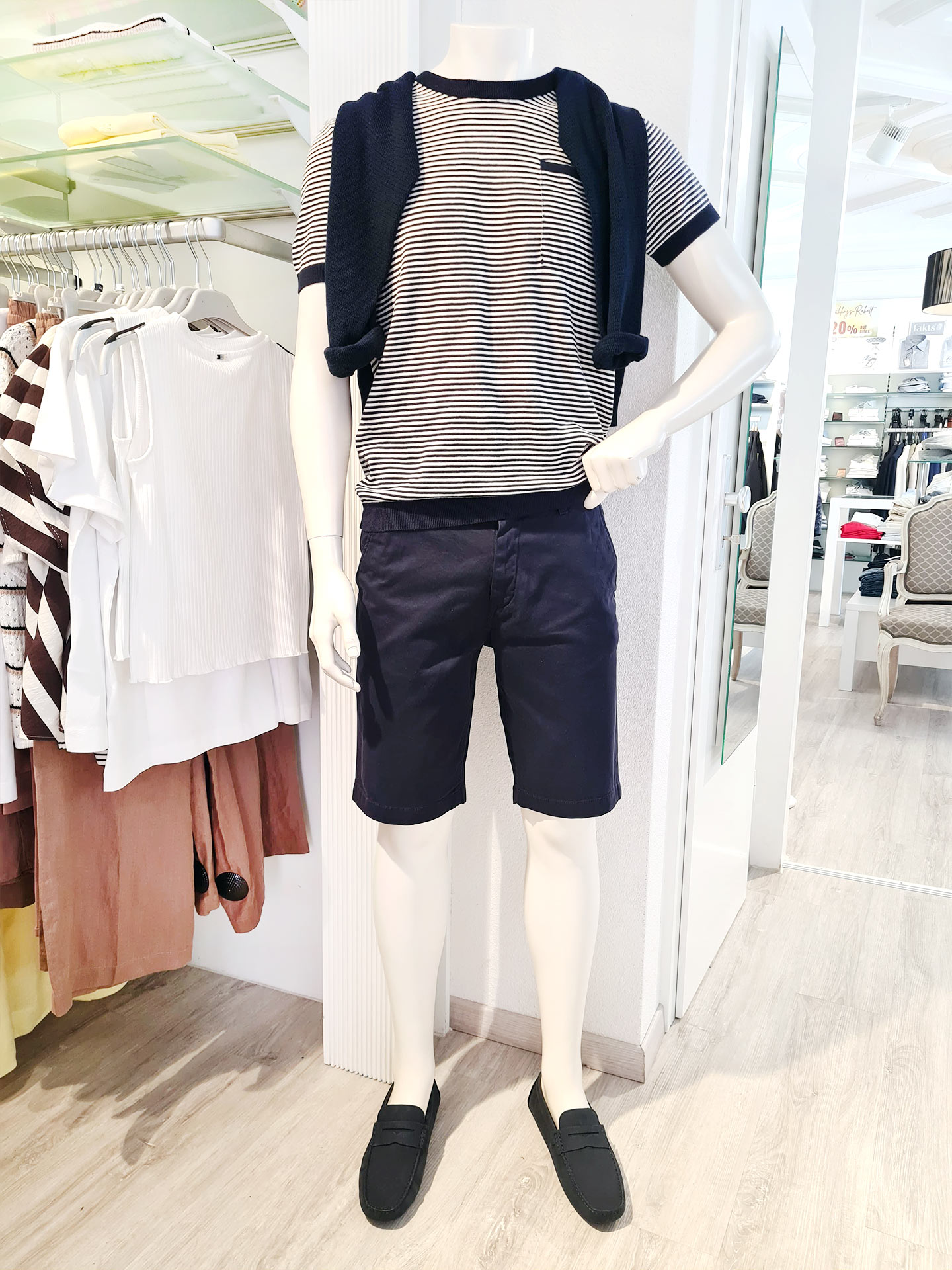 Joop! Feinstrick mit Baldessarini Shorts und Velours-Mokassins – maritimer Herrenlook – Look 3