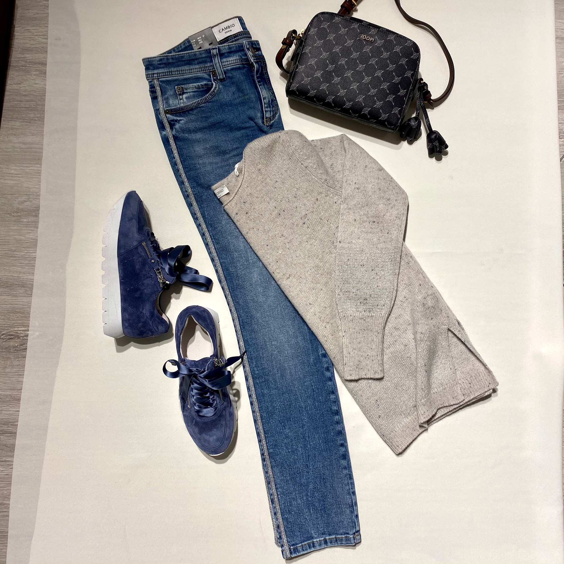Jeans - Pullover - Sneaker  - Tasche