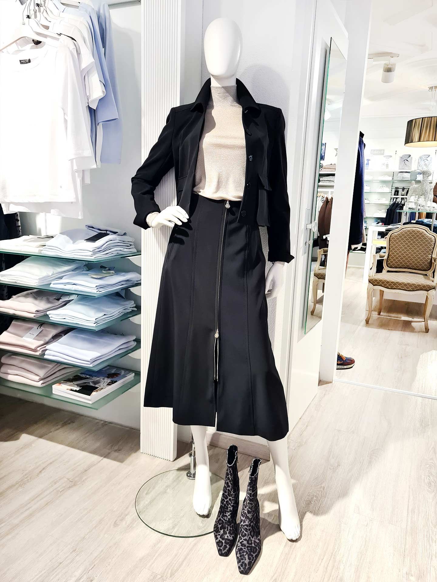 Riani Rock-Jacken-Kombination mit Lurex-Rolli & Animal-Print-Stiefelette – Look 1