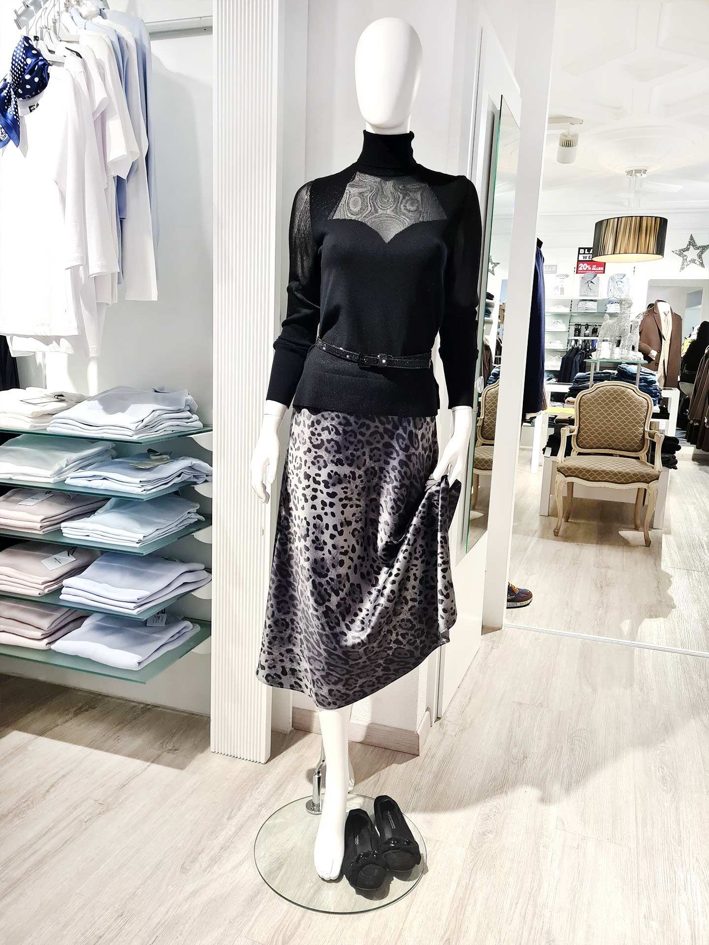 Riani Rolli mit transparenter Eleganz & JUVIA Animal-Print-Rock – Look 1