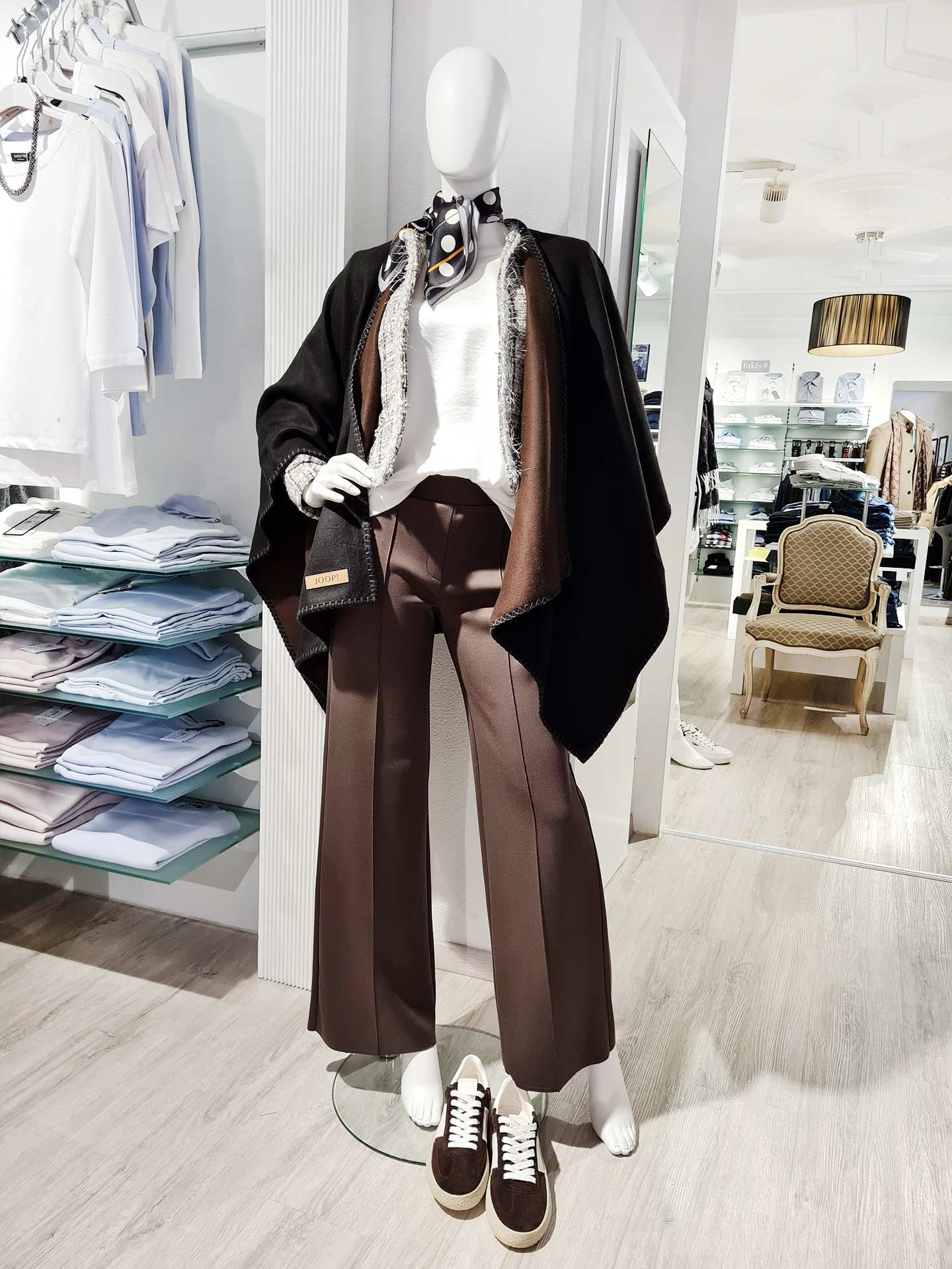 Layering-Look mit Cape und Bouclé – Riani & Joop!