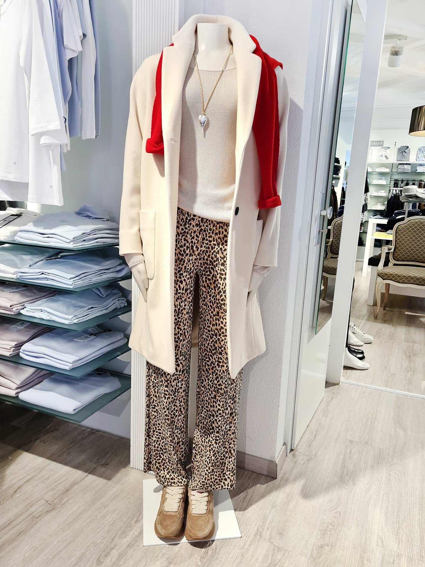 Wohlfühl-Look mit Leo-Pants & Mantel – Herbst 2025