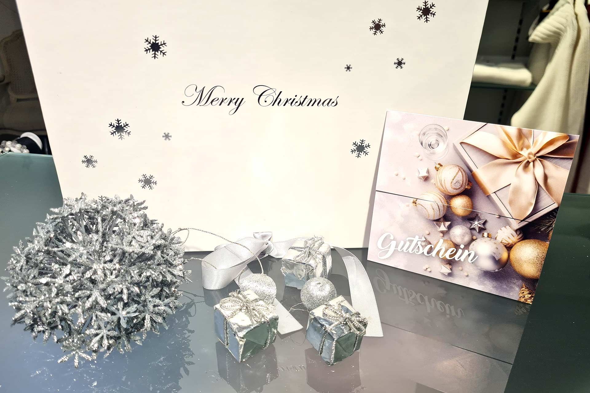 Geschenkidee zu Weihnachten: Modegutschein liebevoll verpackt